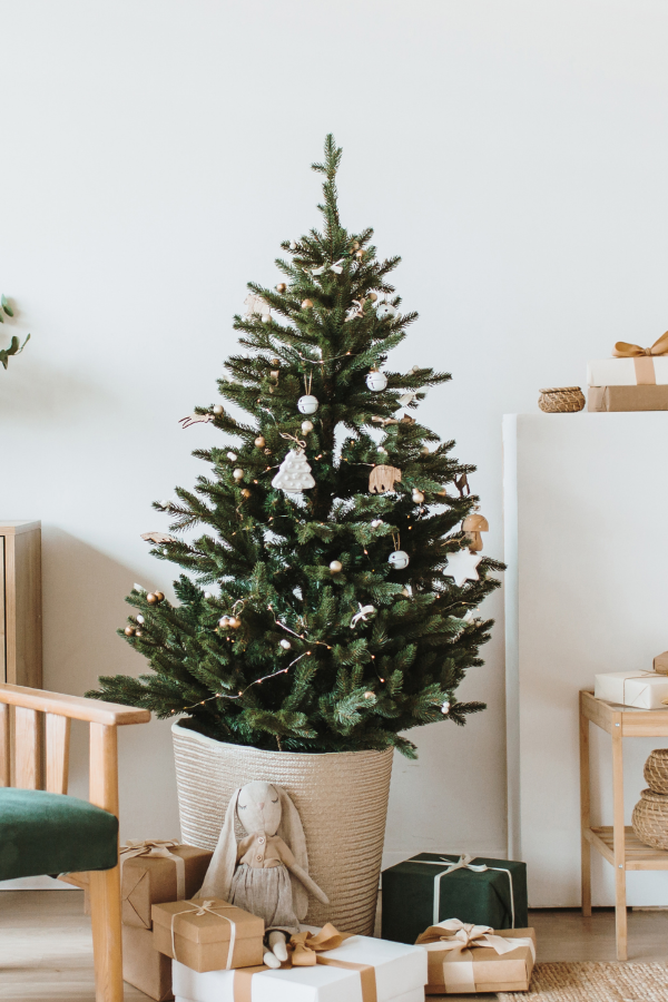 5 Neutral Minimalist Christmas Decorations - Sincerely, Denise